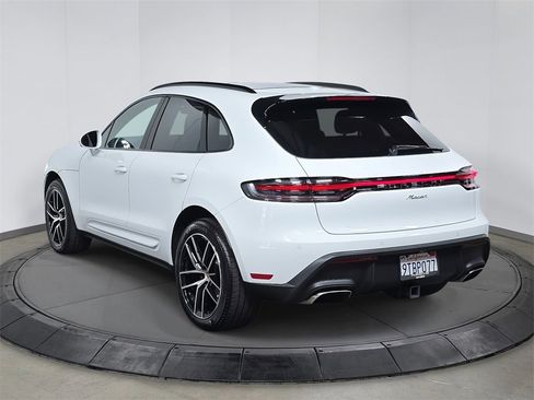 Certified 2025 Porsche Macan image 3