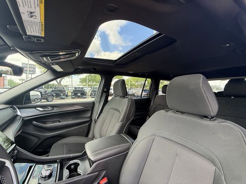 Used 2025 Jeep Grand Cherokee L Laredo image 27