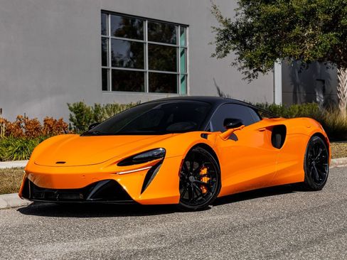 Used 2025 McLaren Artura RWD image 44