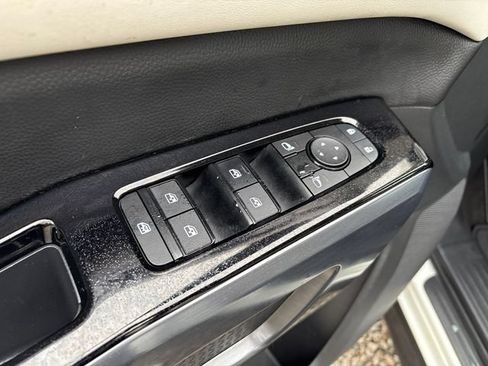 Used 2024 Nissan Pathfinder SL AWD/4WD image 17