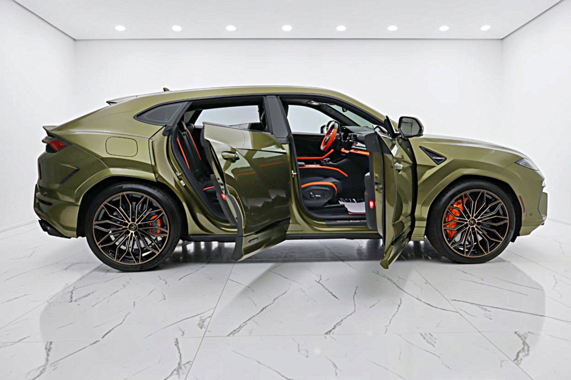 Used 2026 Lamborghini Urus SE AWD/4WD image 16