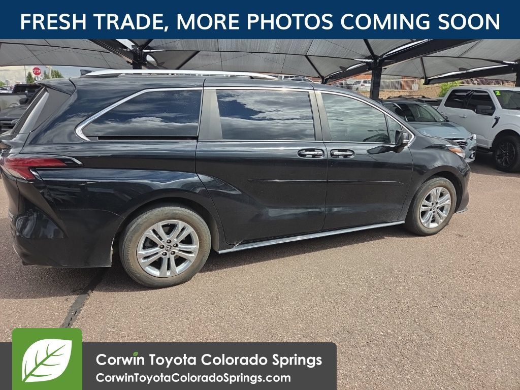 Used 2022 Toyota Sienna Platinum AWD/4WD image 3