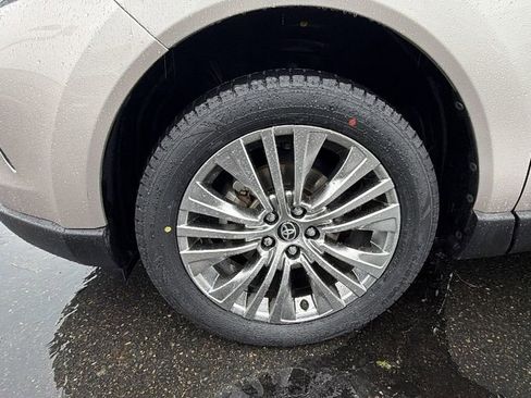 Used 2021 Toyota Venza XLE w/ Carpet Mat Package (TMS) image 10