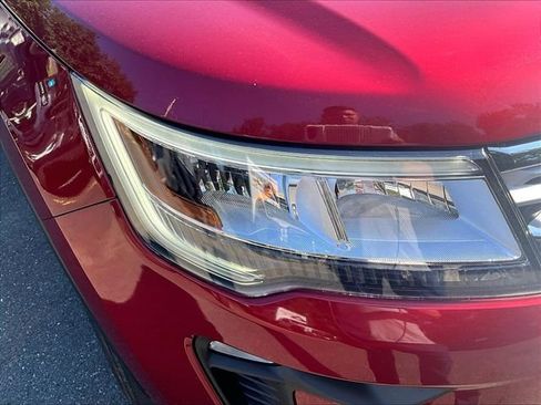 Used 2019 Ford Explorer XLT w/ Equipment Group 202A AWD/4WD image 31