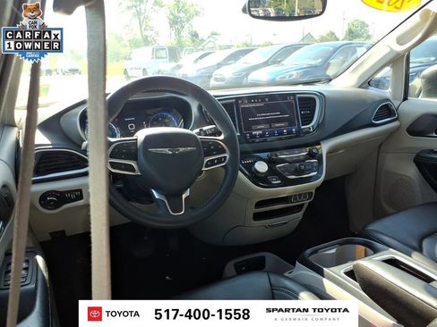 Used 2023 Chrysler Pacifica Touring-L FWD image 12