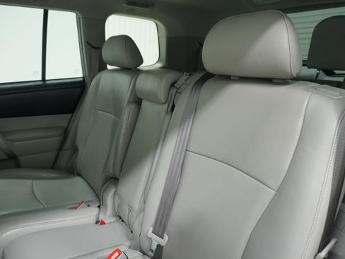 Used 2013 Toyota Highlander SE FWD image 13
