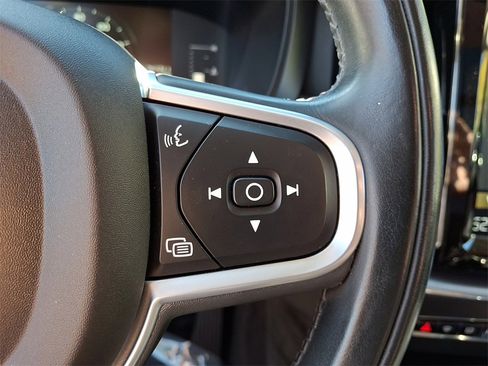 Used 2019 Volvo XC60 T6 Momentum w/ Premium Package image 23