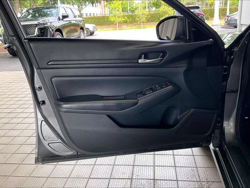 Used 2025 Nissan Altima 2.5 SV FWD image 2