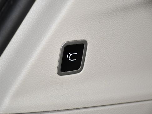 Used 2024 Chrysler Pacifica Touring-L FWD image 49