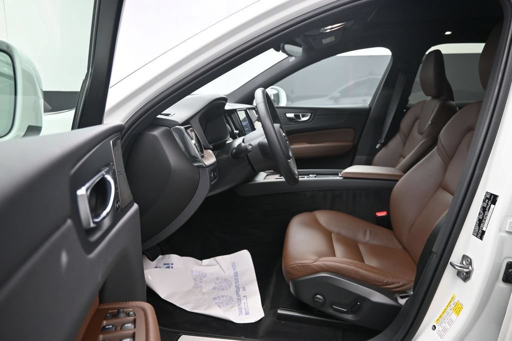 Certified 2022 Volvo XC60 B5 Momentum w/ Advanced Package FWD image 11