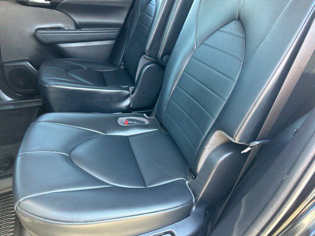 Used 2021 Toyota Highlander XLE AWD/4WD image 10