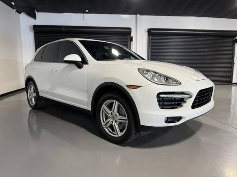 Used 2014 Porsche Cayenne Platinum Edition AWD/4WD image 3