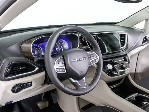 Used 2024 Chrysler Pacifica Limited FWD image 31
