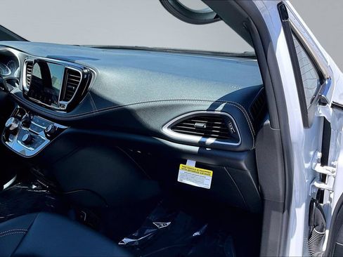New 2027 Chrysler Pacifica Select FWD image 17