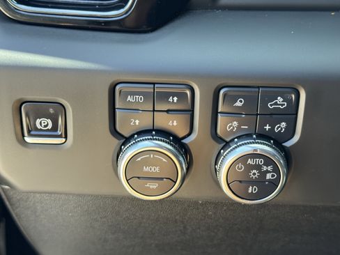 Used 2025 GMC Sierra 2500 AT4 AWD/4WD image 26