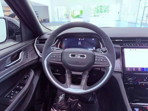 Used 2024 Jeep Grand Cherokee Limited w/ Black Appearance Package AWD/4WD image 19