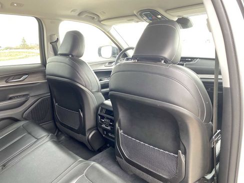 Used 2023 Jeep Grand Cherokee Limited w/ Black Appearance Package image 22