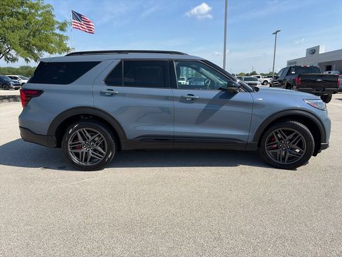 Used 2025 Ford Explorer ST-Line w/ Premium Package AWD/4WD image 8
