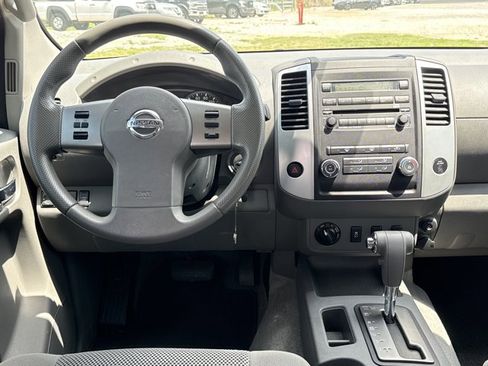 Used 2012 Nissan Frontier SV w/ SV Premium Utility Pkg AWD/4WD image 4