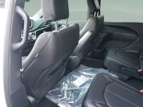 New 2026 Chrysler Voyager LX image 7