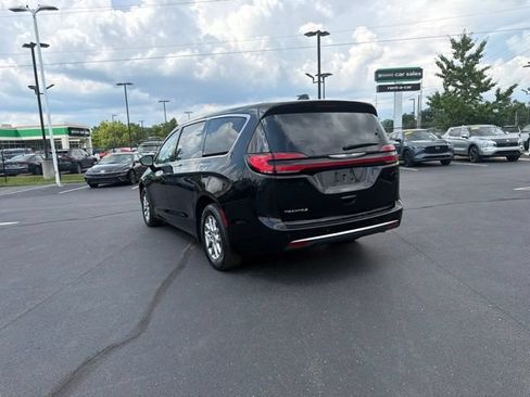 Used 2025 Chrysler Pacifica Select FWD image 14