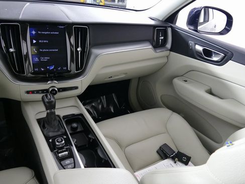 Used 2019 Volvo XC60 T6 Momentum w/ Premium Package image 24