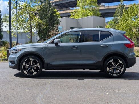Used 2020 Volvo XC40 T5 Momentum image 4