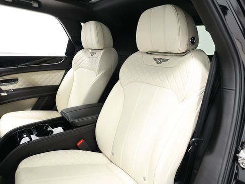Used 2017 Bentley Bentayga AWD/4WD image 50