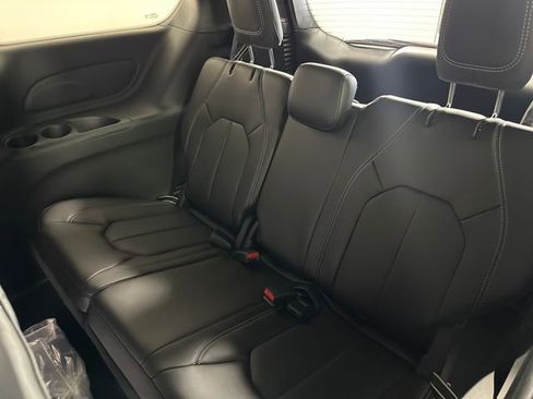 New 2026 Chrysler Pacifica Select image 24
