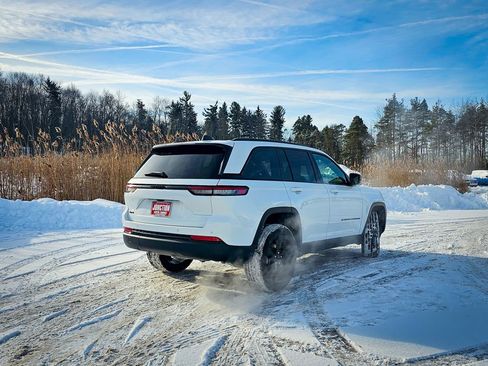 New 2025 Jeep Grand Cherokee Altitude image 4