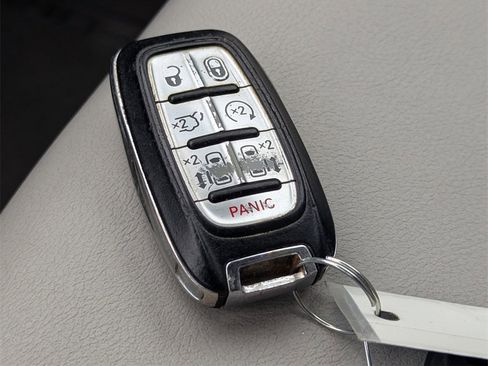 Used 2018 Chrysler Pacifica Touring-L image 24