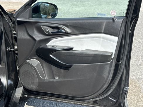 Used 2025 Chevrolet Trax LT w/ LT Convenience Package image 14