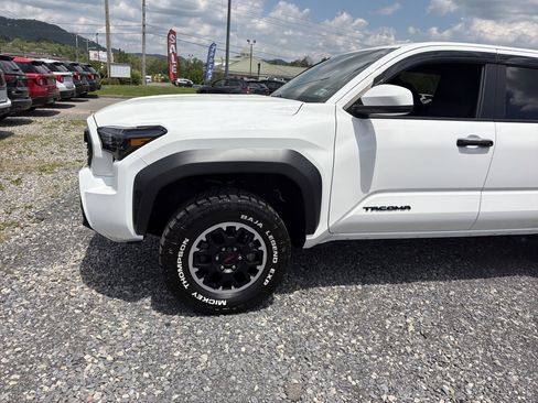 Used 2025 Toyota Tacoma TRD Off-Road AWD/4WD image 9