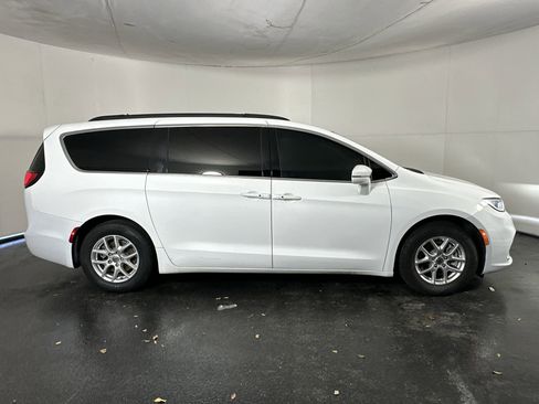 Used 2022 Chrysler Pacifica Touring-L image 13