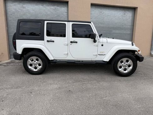 Used 2014 Jeep Wrangler Unlimited Sahara AWD/4WD image 14