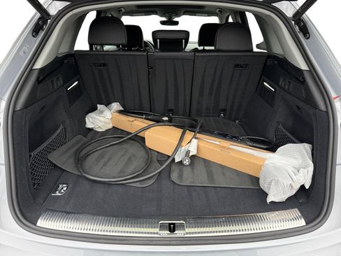 Used 2023 Audi Q5 e Premium w/ Convenience Package image 17