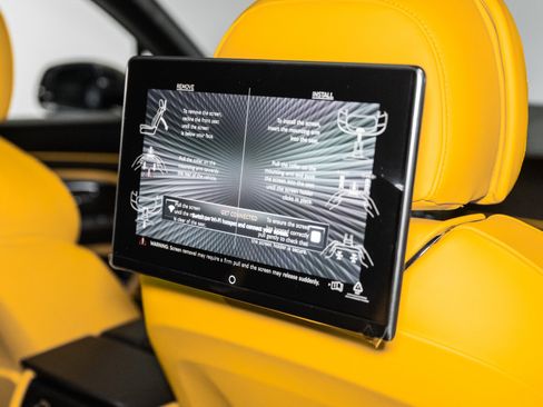 Used 2025 Bentley Bentayga image 29