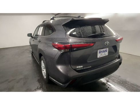 Used 2021 Toyota Highlander LE image 7
