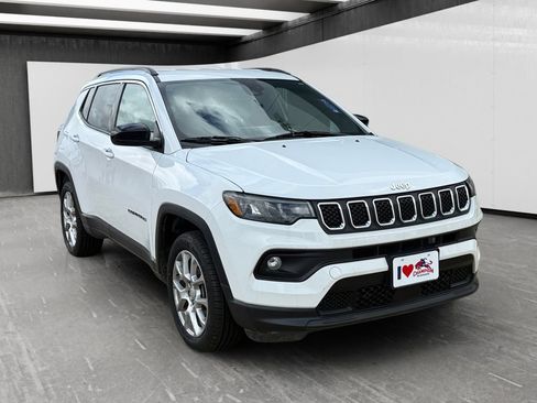 Used 2023 Jeep Compass Latitude AWD/4WD image 7