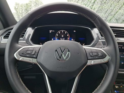 Used 2022 Volkswagen Tiguan SE AWD/4WD image 19