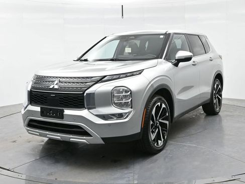 Used 2024 Mitsubishi Outlander SE image 3