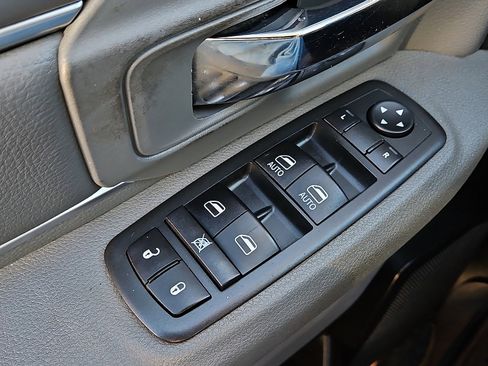 Used 2020 RAM 1500 Classic SLT image 13