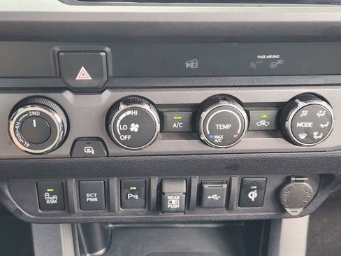 Used 2020 Toyota Tacoma TRD Off-Road w/ Technology Package AWD/4WD image 14