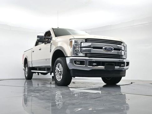 Used 2018 Ford F250 Lariat w/ Chrome Package image 32