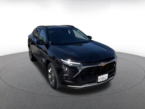 Used 2025 Chevrolet Trax LT FWD image 3