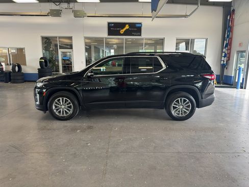 Used 2023 Chevrolet Traverse LT image 2