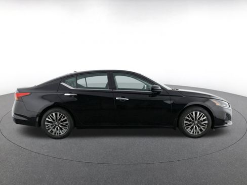 Used 2025 Nissan Altima 2.5 SV FWD image 14