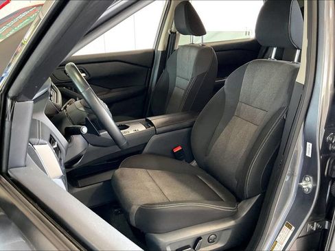 Used 2025 Nissan Rogue SV FWD image 3