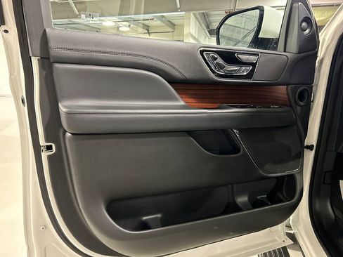 Used 2022 Lincoln Navigator L Reserve w/ Monochromatic Package AWD/4WD image 9