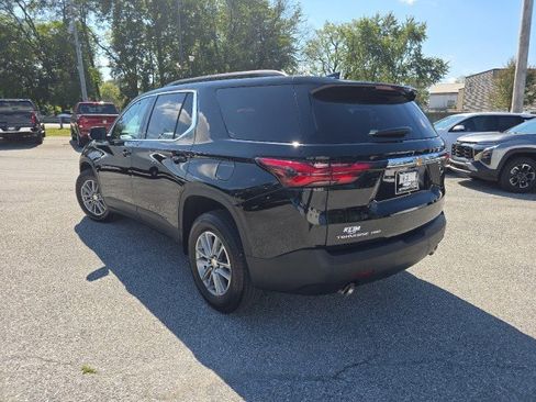 Used 2023 Chevrolet Traverse LT image 2